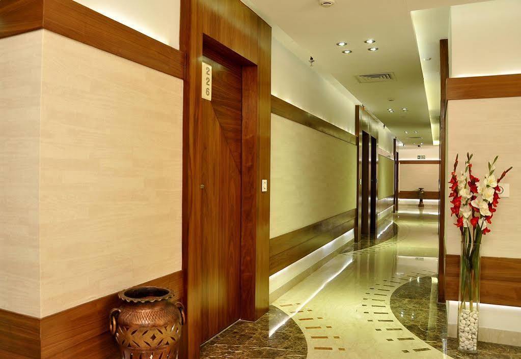 Hotel Niharika Calcutá Exterior foto